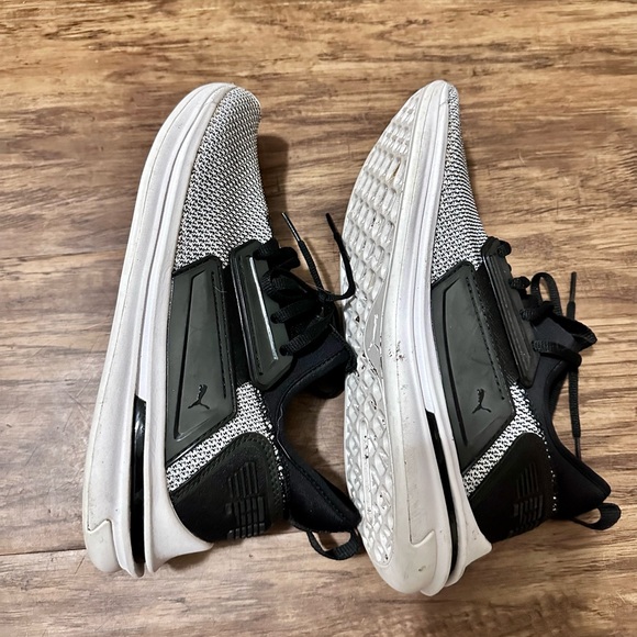 Puma sneaker size 7 - Picture 4 of 5